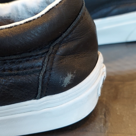 Vans Leather Low Top Old Skool Shoe - Picture 9 of 10